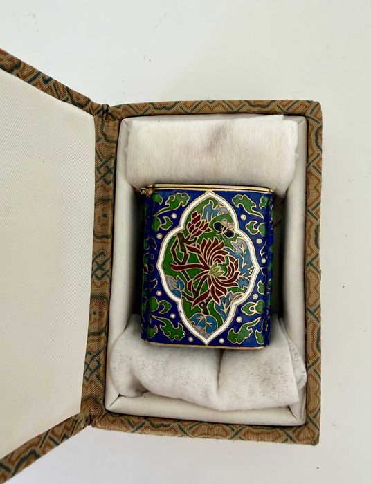 Pequena caixa chinesa em Cloisonné com crisântemos