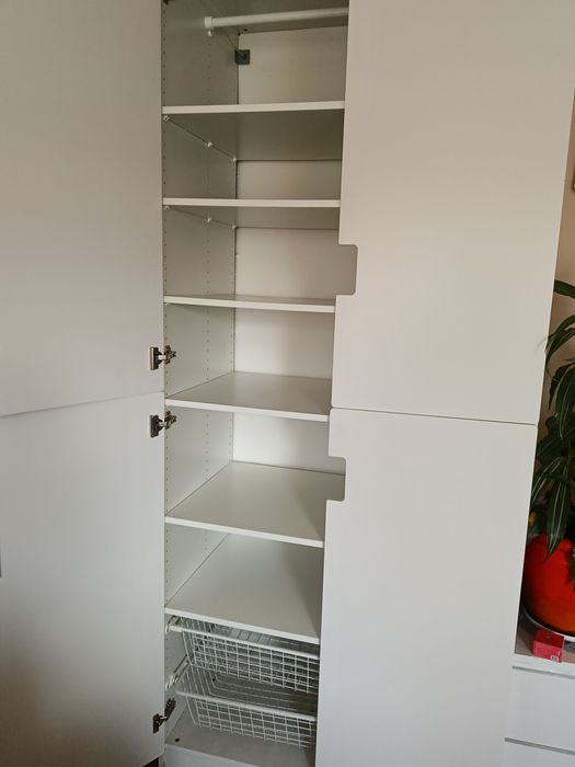 Szafa biała z oświetleniem LED w środkiu