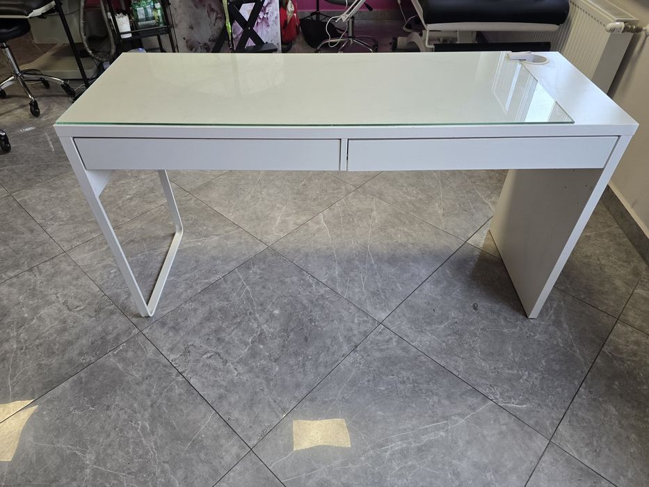 Białe biurko Ikea z szybą dwie szuflady Micke