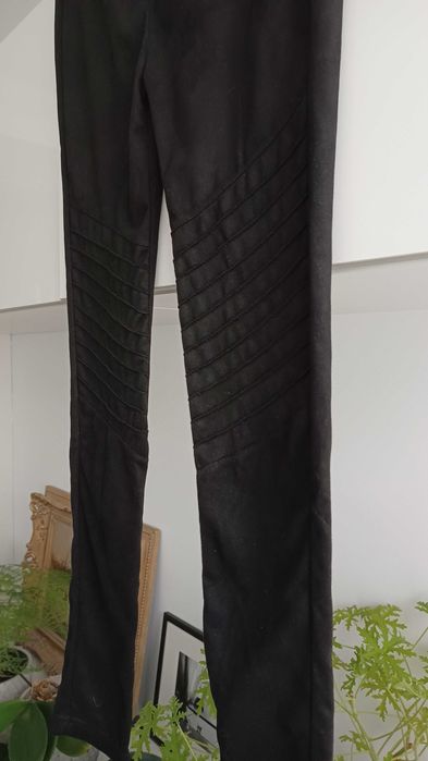 Czarne, ciekawe legginsy a la zamsz Tom & Rose