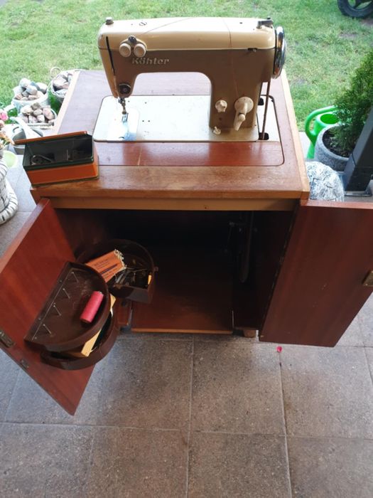 Maszyna do szycia z komodą
