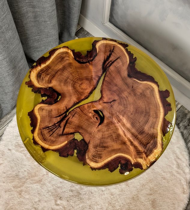 Blat stołu z żywicy epoksydowej i akacji