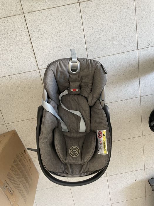 Carrinho  gemeos e cadeiras tudo em bom estado.