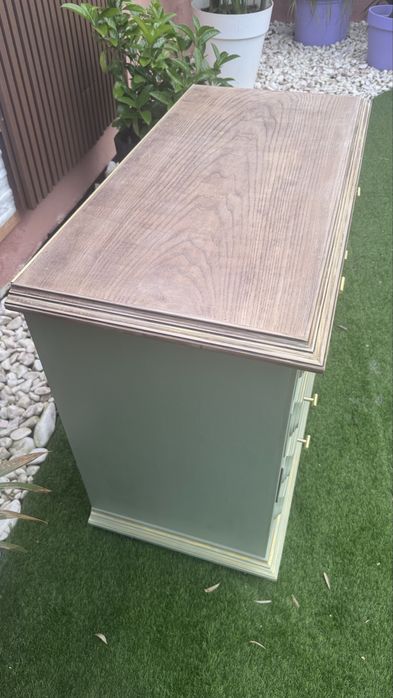 Cómoda Vintage Restaurada – Verde Oliva & Madeira Natural