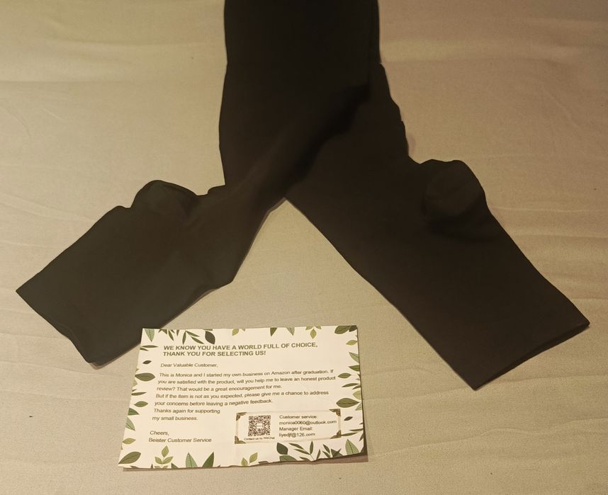 Medyczne rajstopy uciskowe z odkrytymi palcami.