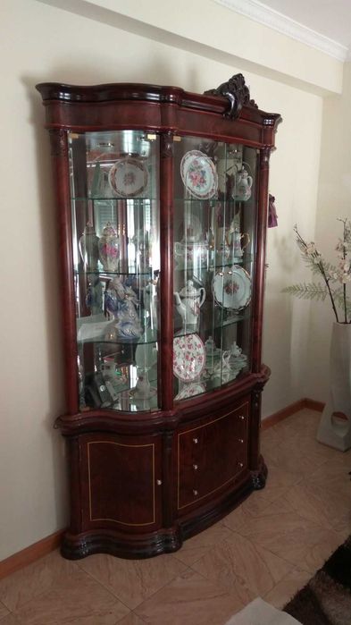 Cristaleira em Nogueira e Mogno