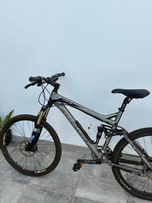 Bicicleta Moondraker Factor R de Montanha – Suspensão Total