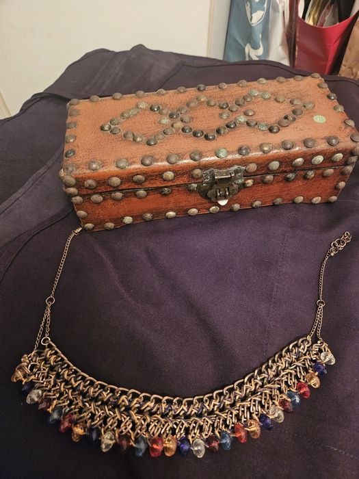 Caixa guarda jóias e colar