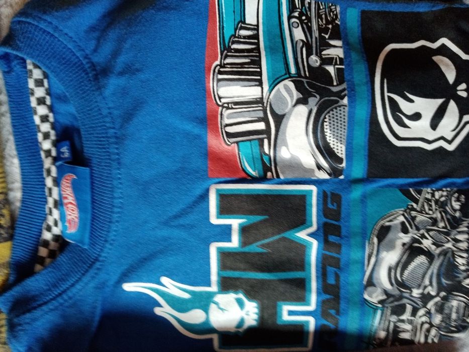 Lote de 8 t shirts manga comprida rapaz, 5/6 anos.