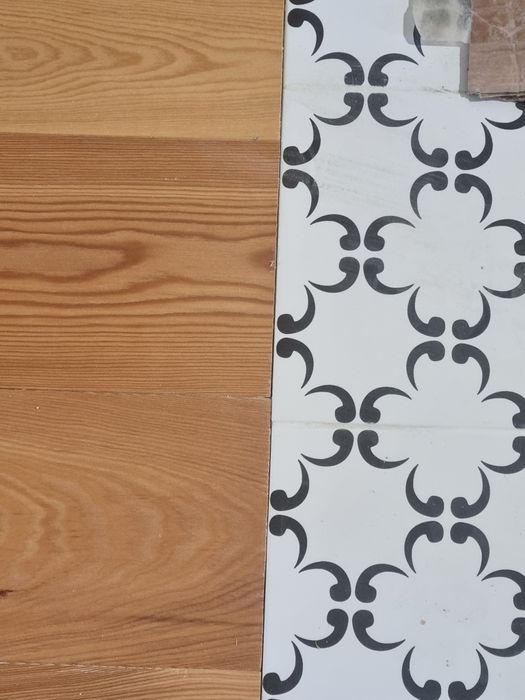 Instalação de portas interiores e colocação de piso