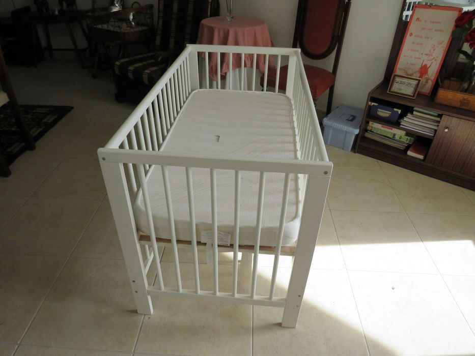 Vendo cama/berço para bebé ou criança, cor branca do IKEA