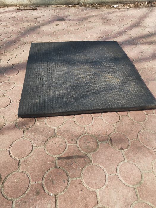 Гумова плита чорного коліру