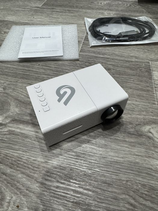 Кинопроектор, проектор, портативный для просмотра фильмов.