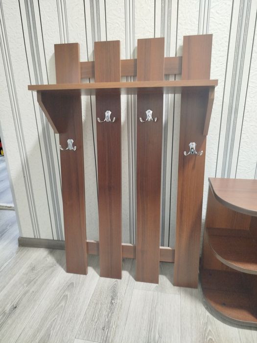 Вішалка для одягу і тумба для взуття