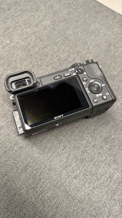 Sony 6400 камера і обʼєктив carl zeiss