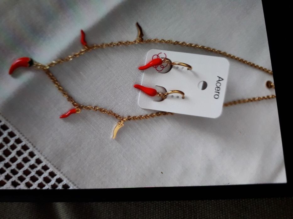 Conjunto colar e bricos a pimentinha dourada e vermelhas