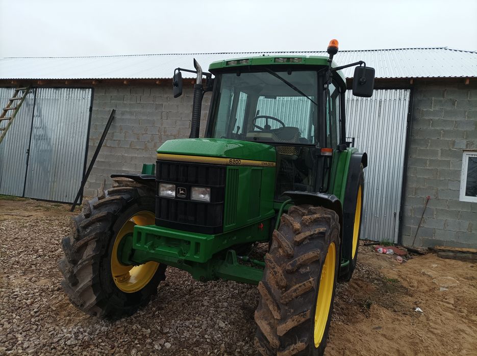 Трактор John Deere 6200