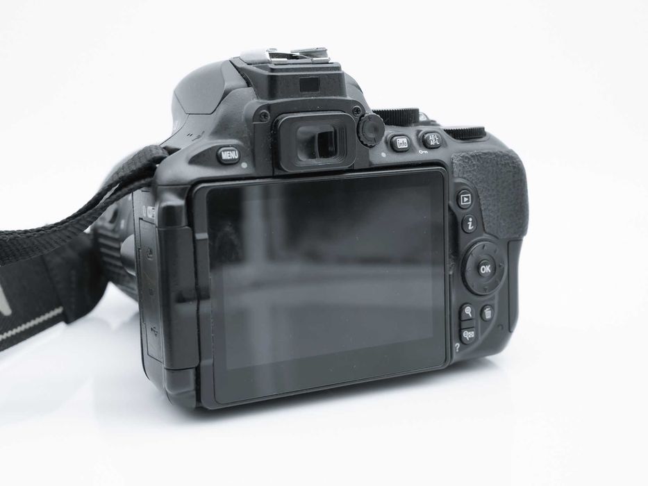 Câmara fotográfica Nikon D5600 + 18-55mm VR – Excelente estado