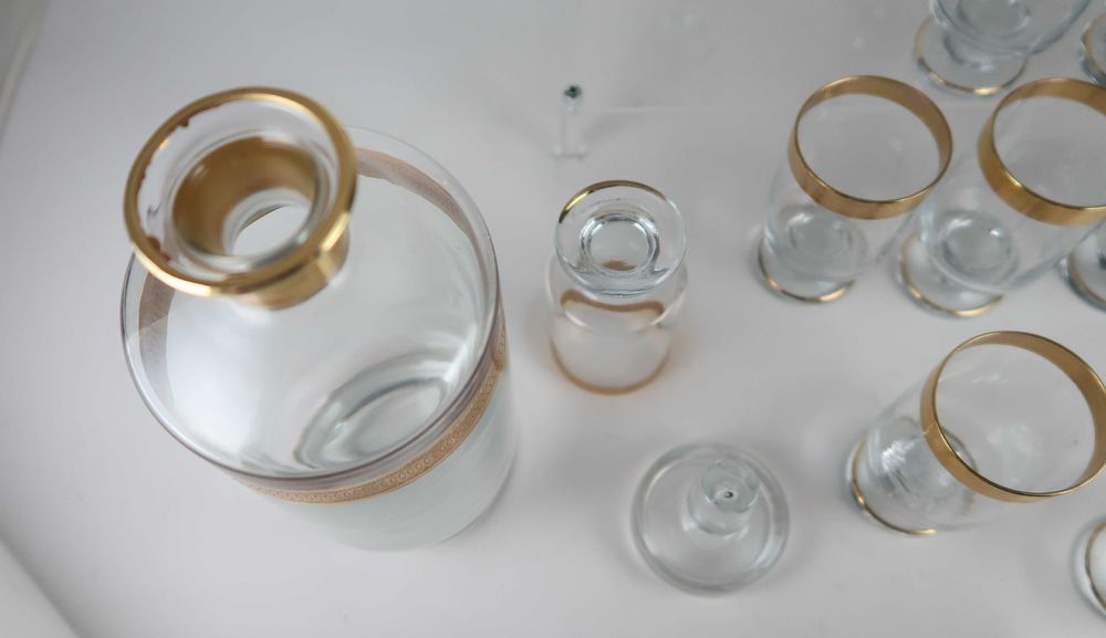 Garrafa com 12 copos em cristal - rebordo dourado