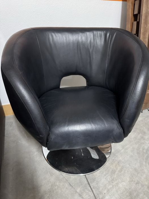 Cadeirao em pele. Apartamento modelo