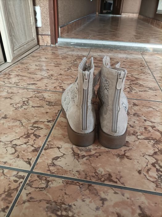 Buty zamszowe z koronką