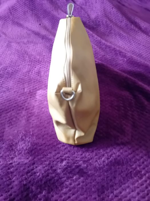 mala ou bolsa de mão em pele (couro) de cor castanho claro ou bege da Parfois