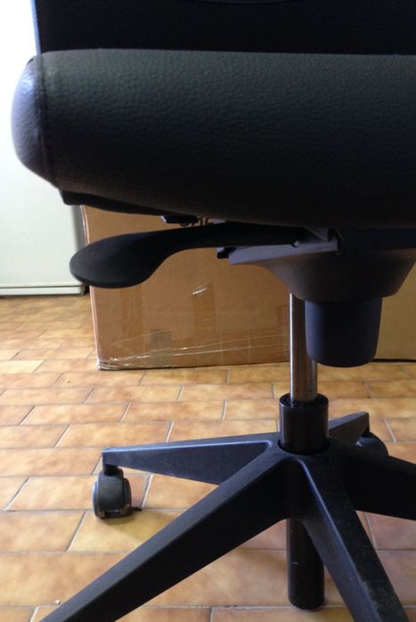 Cadeira escritório em pele de costas altas e com rodas