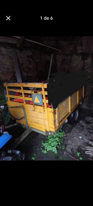 Trator com alfaias e reboque