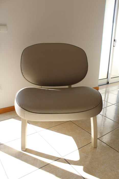 2 Poltronas largas, com assento e encosto estofados em tecido bege