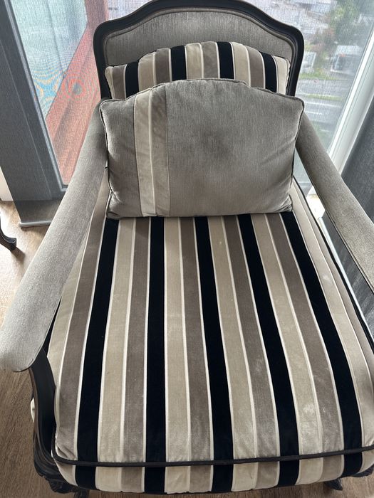 Cadeirões chaise long forradas a Veludo