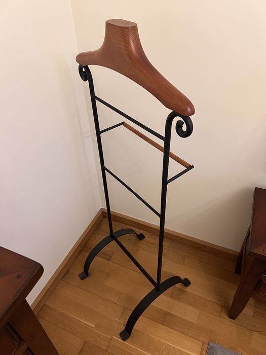 Cabide de quarto / Suporte para roupa em ferro e madeira