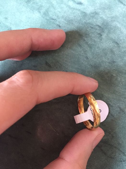 Кольцо как обручальное. Нержавейка. Оч хорошо носится. Размер 9