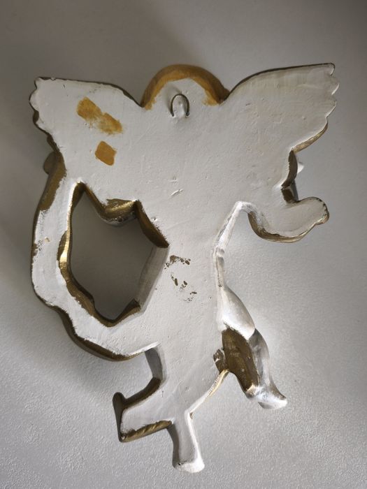 Anjo em gesso para pendurar na parede, pintado à mão em tons de dourad