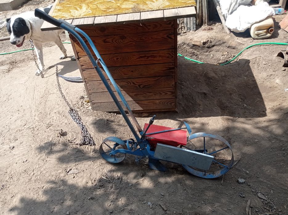 Міні комбайн для посіву буряка та кукурудзи