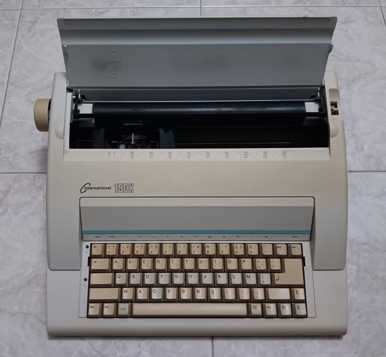 Máquina de escrever eletrónica portátil Nakajima