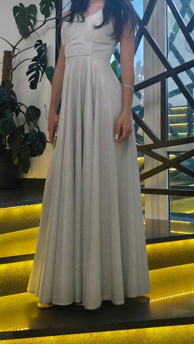 Elegancka długa sukienka wieczorowa – srebrna, brokatowa