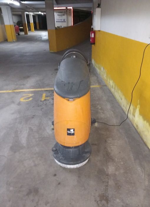 Maquina industrial a bateria de lavar chao