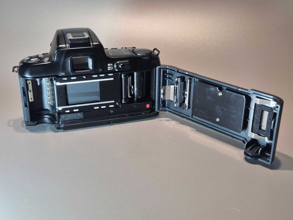 Nikon F-601 SLR  + 3 Objectivas Nikon ( 50mm + 35-80mm + 80-200mm )