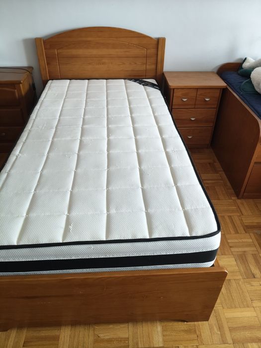 Vendo cama com estrado e colchão e mesa de cabeceira