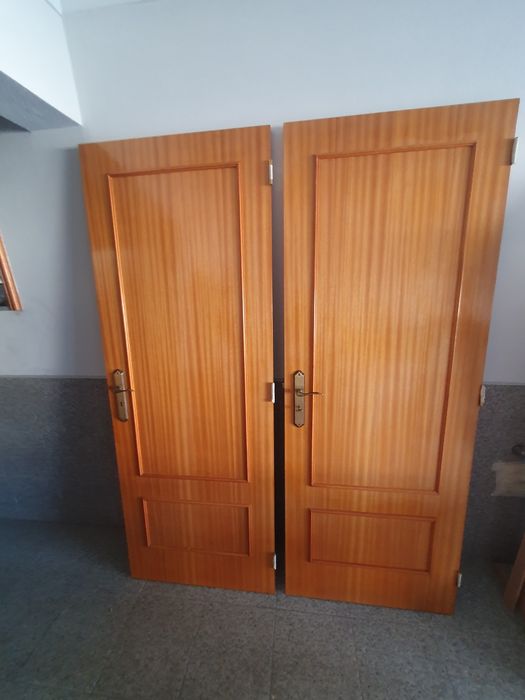 3 Portas de Madeira Envernizadas