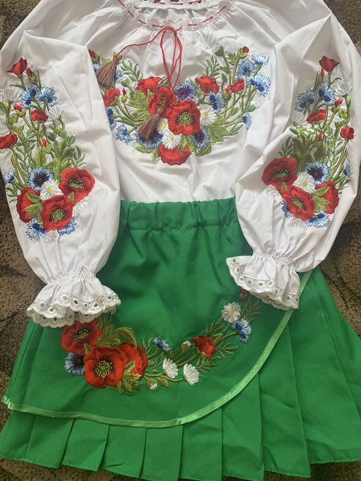 Вишитий костюм для дівчинки