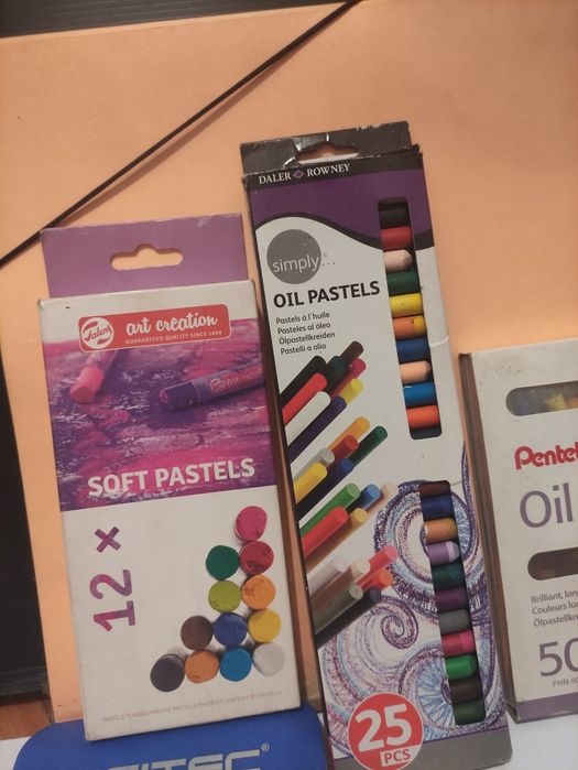 Kit artístico com vários materiais e cavalete ajustável