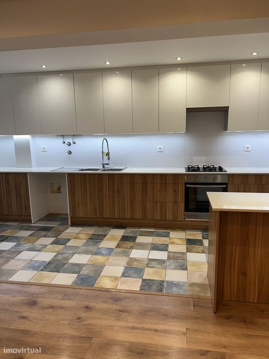 Exelente T2 Remodeladao na zona Montalvão Setubal