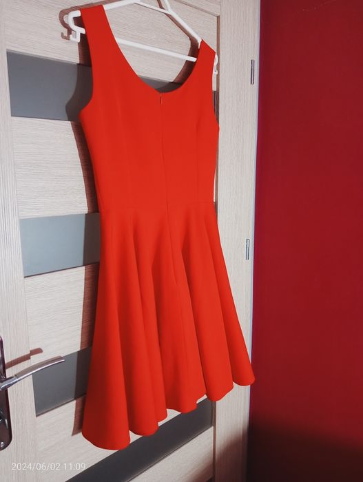 Intensywnie czerwona sukienka