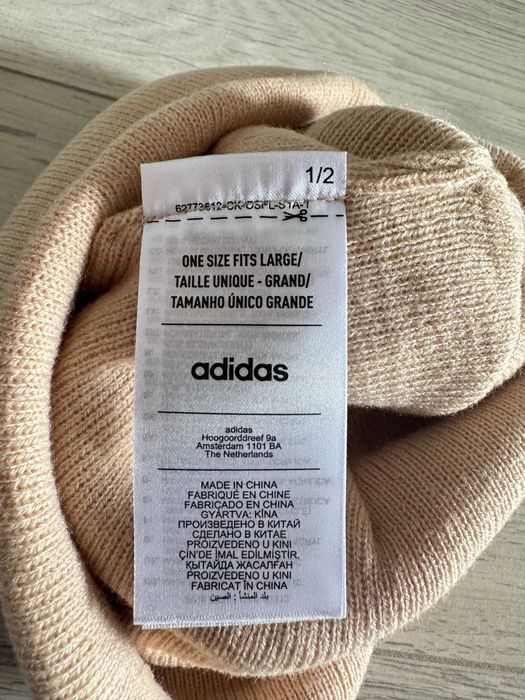 Czapka Adidas w odcieniu beżowym