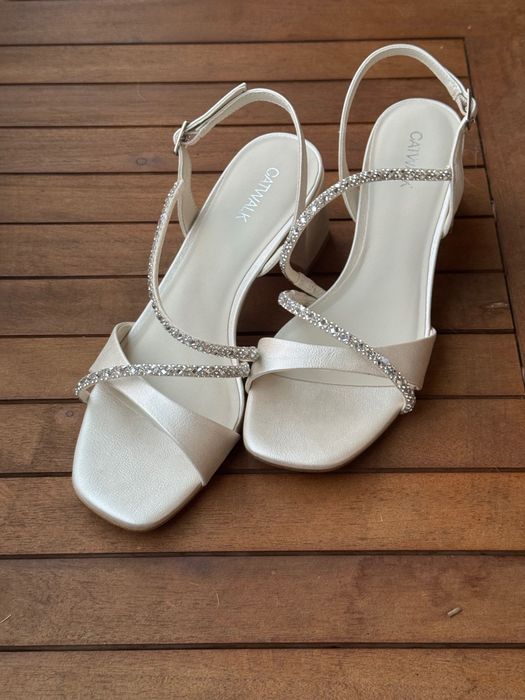 Nowe błyszczące białe sandałki na obcasie 39 Catwalk