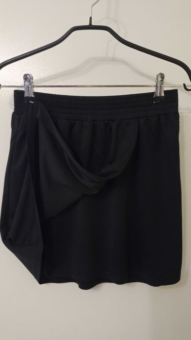 Чорна спідниця з запахом на кожен день.