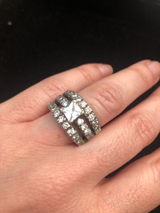 Anel em prata com pedras