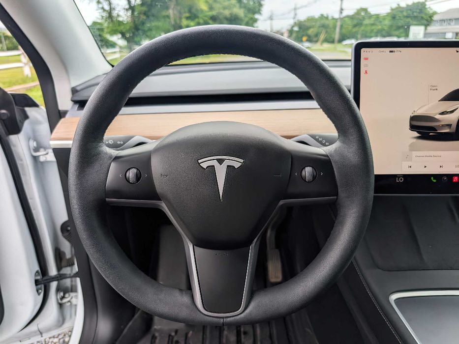 Tesla Model Y      2023
