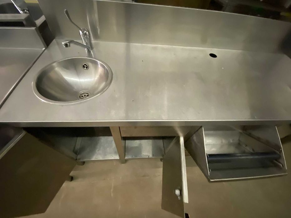 Bancada em inox com cuba pequena esquerda e bate borras